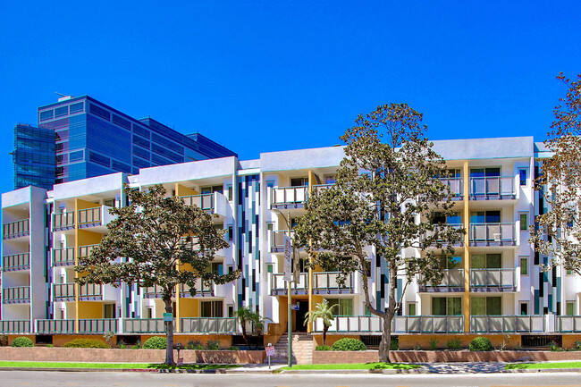 Exterior del complejo - Westwood Village Apartments