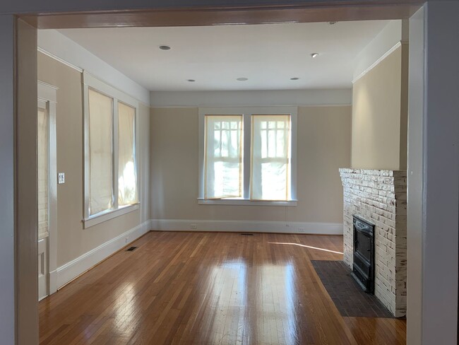 Foto del edificio - First Floor Unit For Rent Near UNCG!