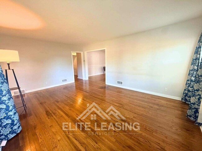 Building Photo - 3 Bedroom, 2 Bathroom home close to Gage Park