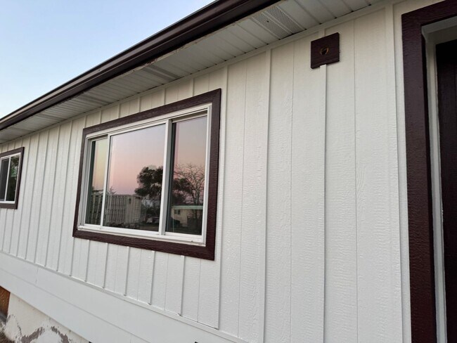 Building Photo - 3 Bedroom 1 Bath - Fully Furnished Available