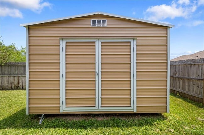 Building Photo - 33 Kika De La Garza St