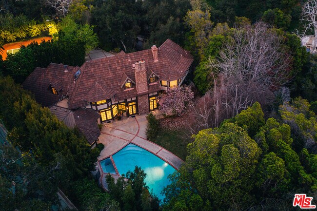 Foto del edificio - 1509 Stone Canyon Rd