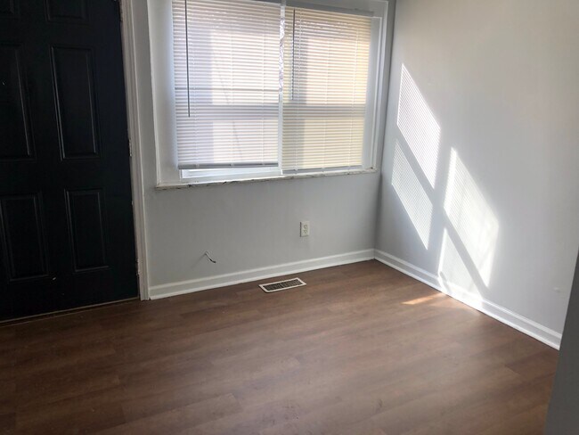 Foto del edificio - 10025 Hawkins Ct