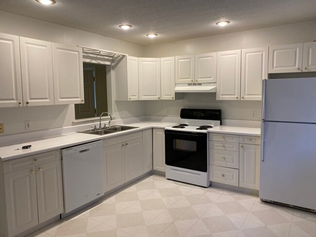 Building Photo - 305 N 2nd St