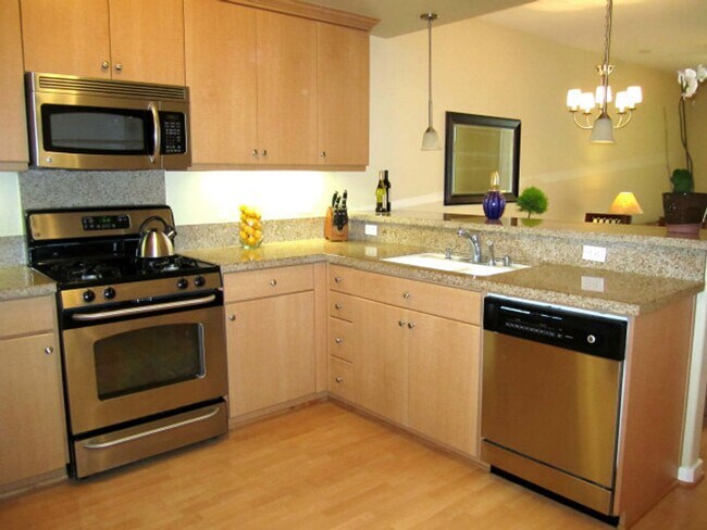Building Photo - Beautiful 3 bedroom, 3 bath Condo in prime...