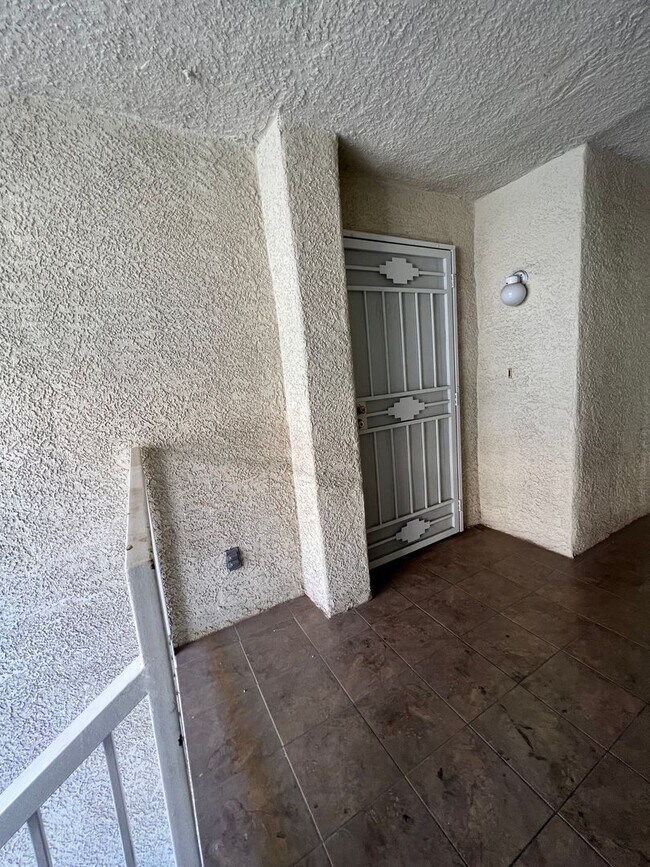 Building Photo - Cute 2 Bedroom Upstairs Condo - Henderson
