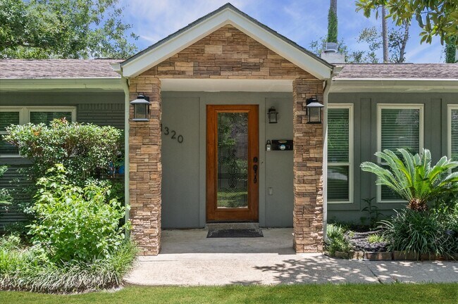Foto del edificio - 1320 Woodvine Dr