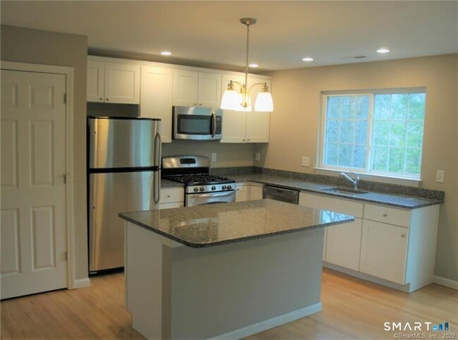 Building Photo - 16 Riverview Ct