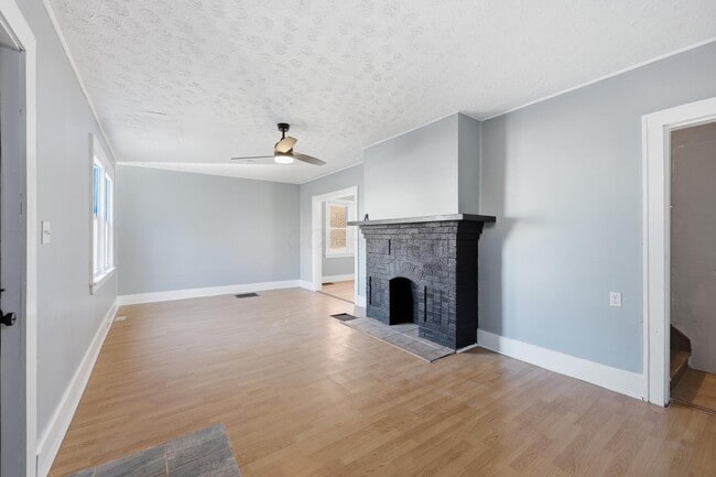 Building Photo - 1452 Summit St