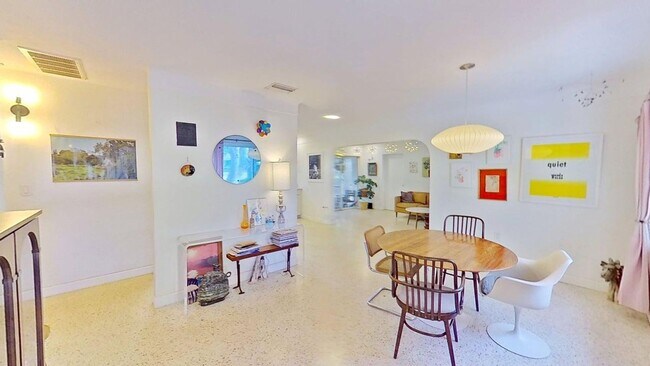 Foto del edificio - Lake Pasadena - Charming 2 Bedroom Home with Spacious Yard