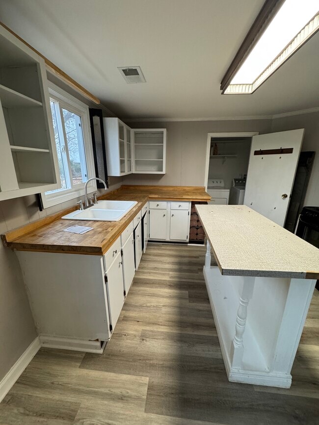 Building Photo - 1237 E Riverside Dr