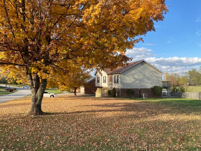 Building Photo - 995 Fairway Dr