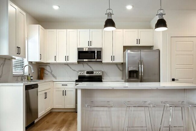 Building Photo - Highly sought after Ayden Place Townhomes in Kansas City!