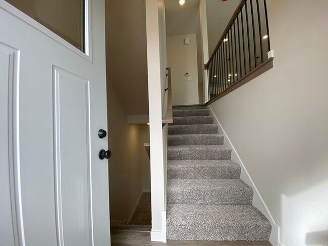 Foto del edificio - $2,275 | 3 Bedroom, 2.5 Bathroom Town Home | Pet Friendly | Sublease* | Available for August 1st,...