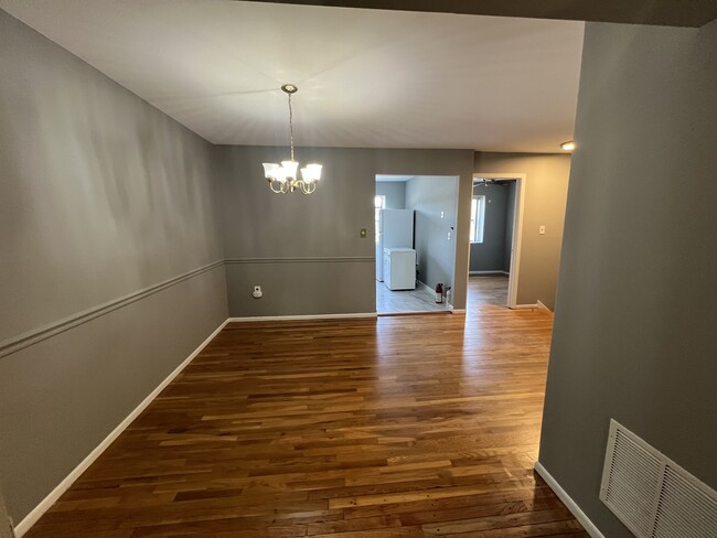 Building Photo - 908 Silver Ct