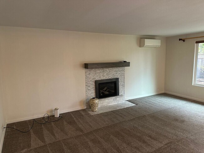 Building Photo - Beautiful custom 3 bedroom 2 bathroom hous...