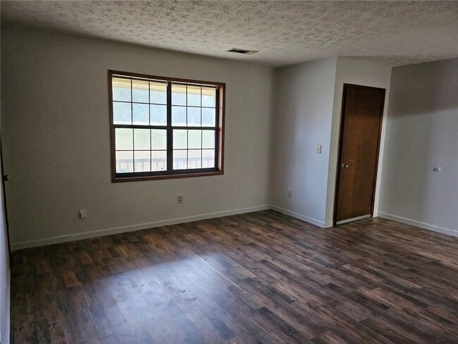 Building Photo - 2835 Springdale Rd