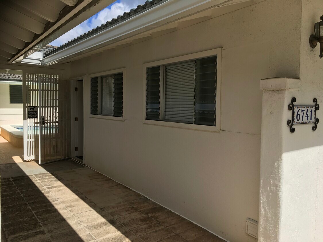 Private entrance. Security screen door. - 6741 Hawaii Kai Dr