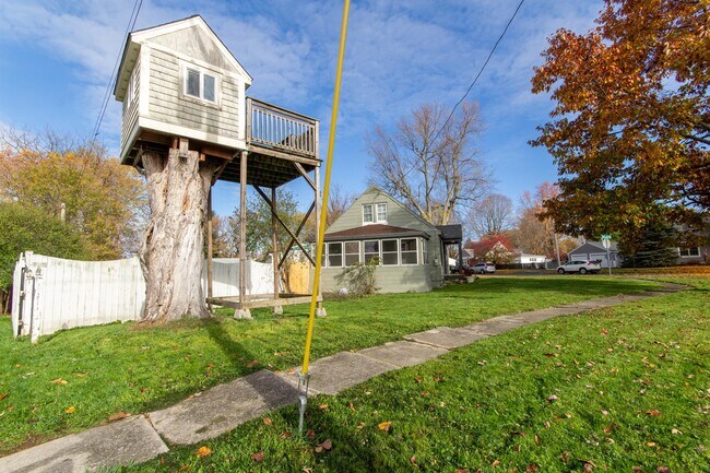 Building Photo - 1398 Cosgrove St
