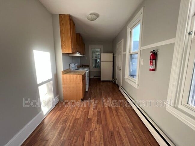 Building Photo - 569 W Douglass St