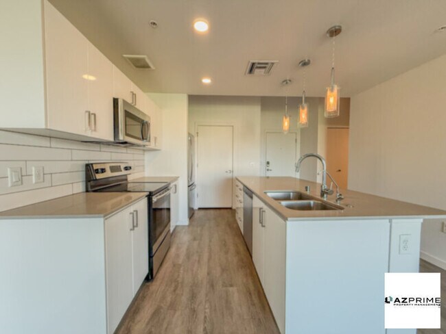Building Photo - Stylish 1/1 Downtown Phoenix Condo!