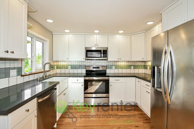 Foto del edificio - Modern Seattle Living with Deck, Yard, and Beautiful Views