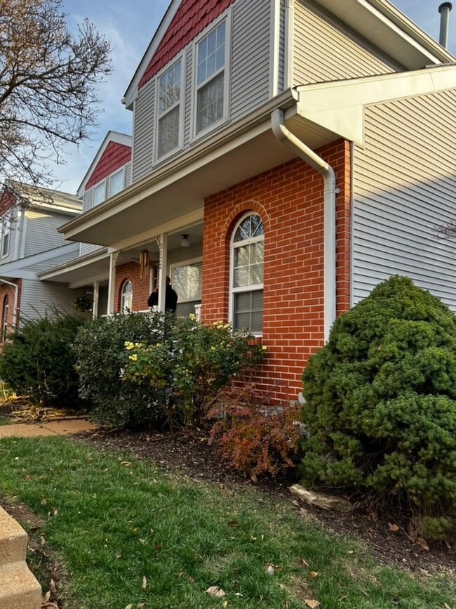 Building Photo - 3 Bedroom, 2.5 Bath Townhouse in Park Hamp...