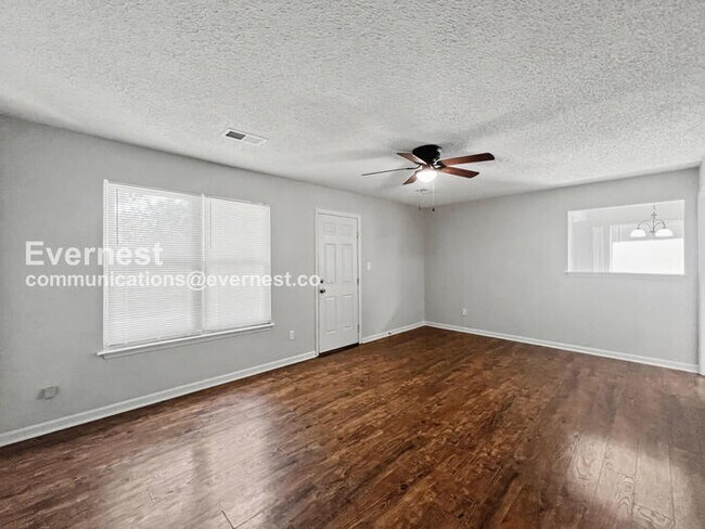 Building Photo - Limited Time Special Offer / 3 Bed, 2 Bath Home with Fenced Yard / Pet-Friendly / Coming Soon!