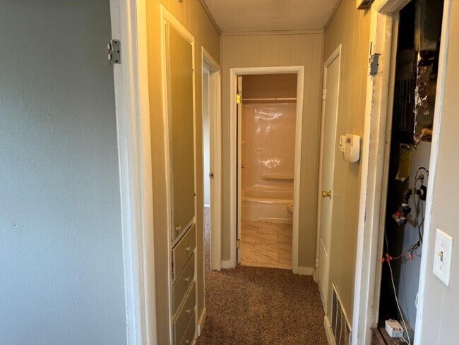 Foto del edificio - 3 bed, 1 bath home for rent in Moore near Santa Fe and NW 27th Street, New paint, and flooring!