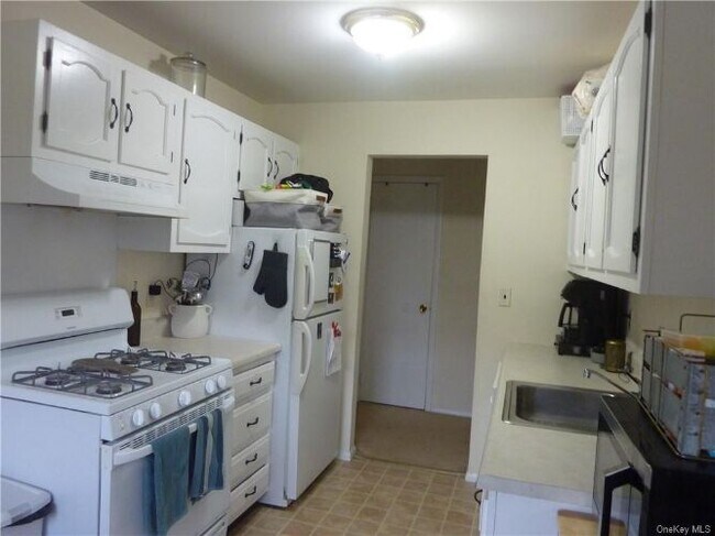 Building Photo - 43 Doxbury Ln