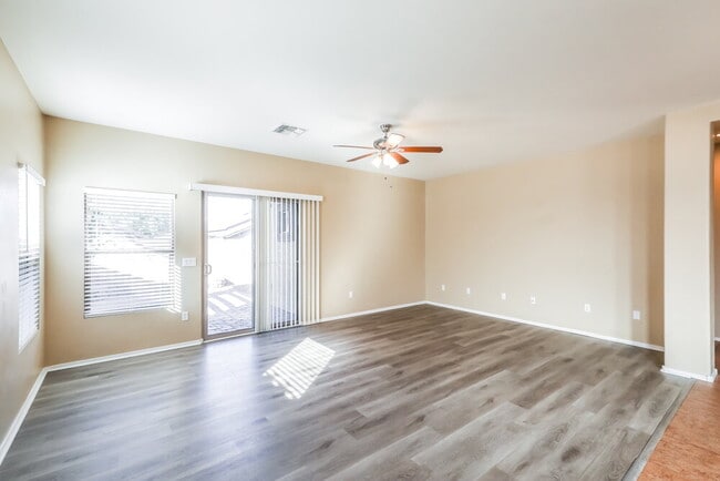 Foto del edificio - 526 W Calle Sombra Linda