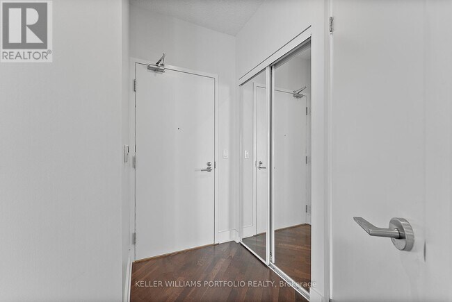 Building Photo - 1411-215-3215 Fort York Blvd