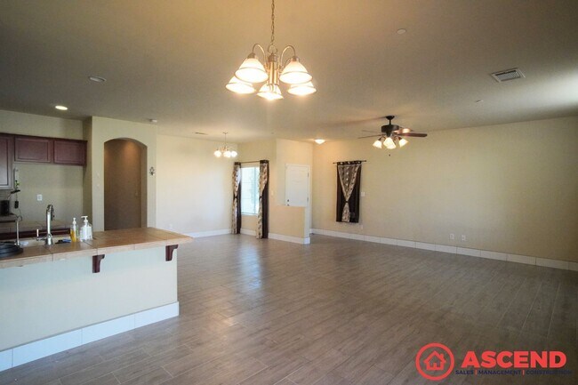 Foto del edificio - Lovely 5 Bedroom Home Near 99 Fwy!
