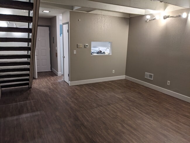 Building Photo - 3110 Van Teylingen Dr