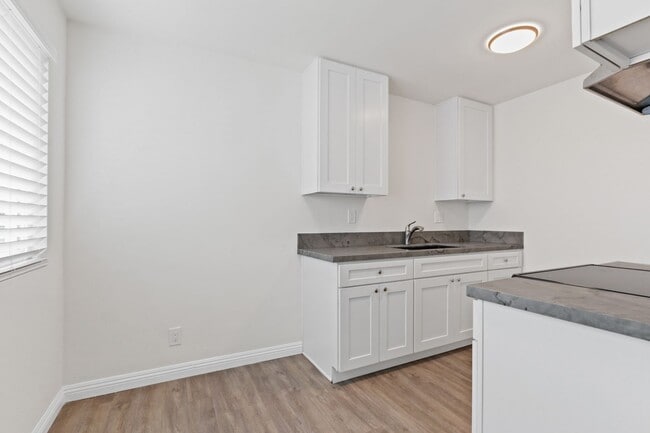 Foto del edificio - Bright Upstairs Apartment in North Long Beach