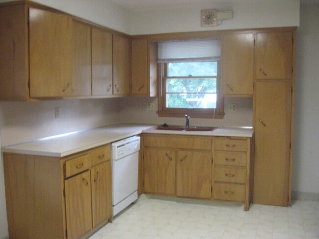 Building Photo - Duplex-Great neighborhood! NEW REDUCED PRICE - $1395 per month!