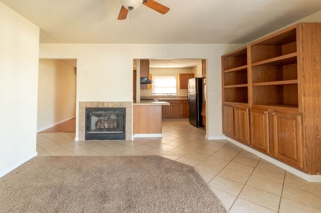 Building Photo - Cute 2BD/1 BTH Home Right off of Broadway Extension