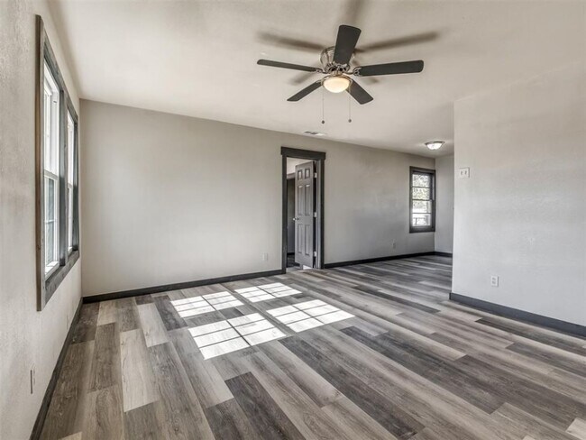 Foto del edificio - 3 bed, 1 bath home in Del City, OK