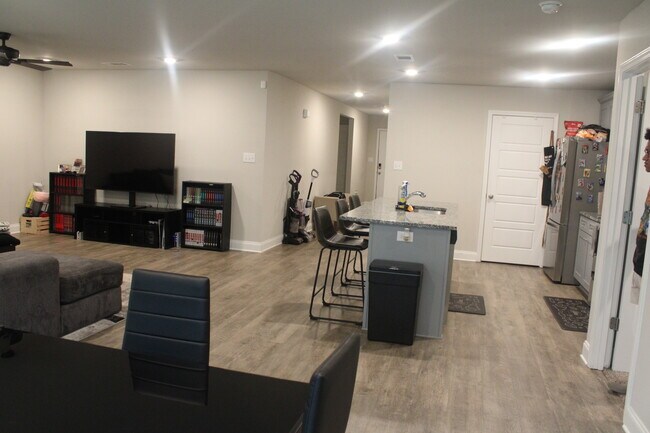 Building Photo - 18454 Elkwood Dr