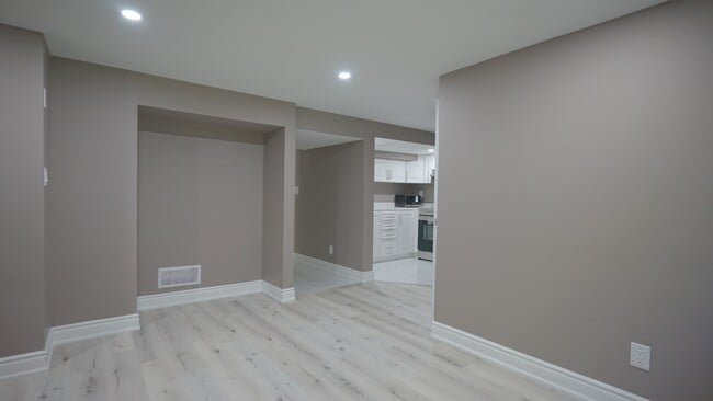Building Photo - 7 Waterbury Dr