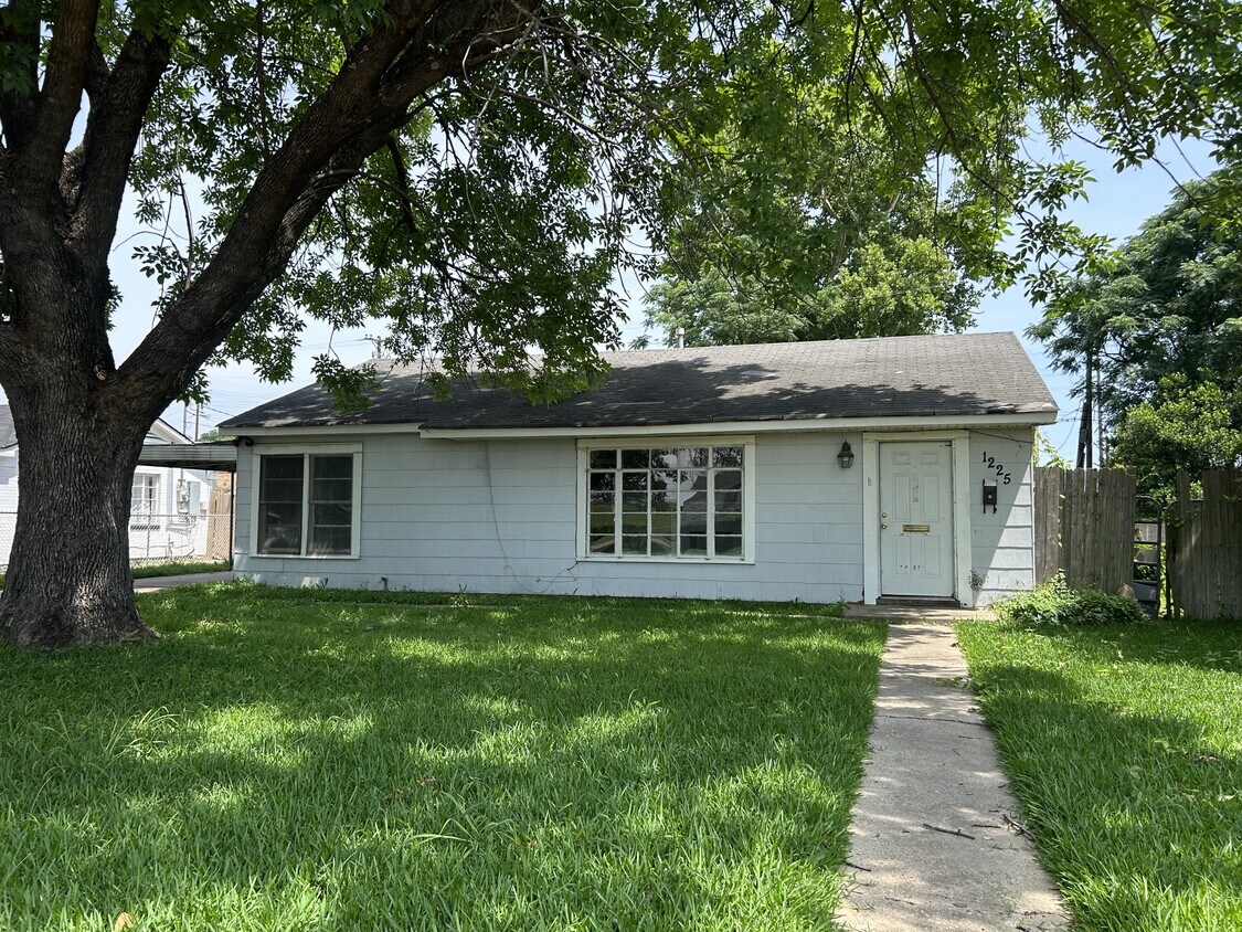 Foto principal - 1225 Delhi St