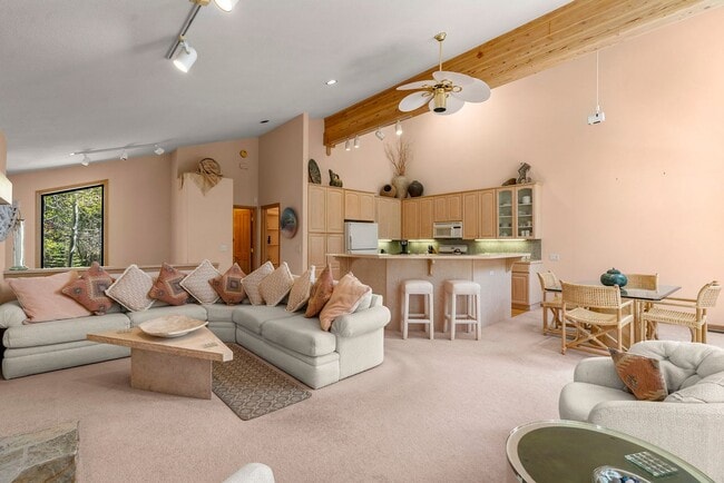 Foto del edificio - Large sunny Townhome