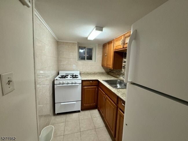 Building Photo - 223 William St