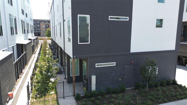 Foto del edificio - Modern 4-Level Townhouse with Rooftop Deck & Downtown Views – 3 Bed, Flex Spaces, 2-Car Garage in...