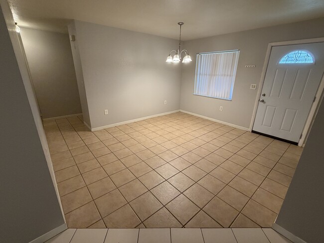 Comedor - 810 Placid Lakes Blvd