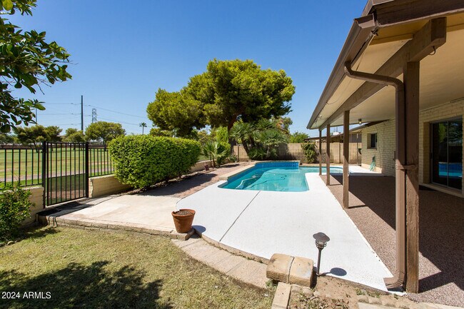 Building Photo - 7232 S La Rosa Dr