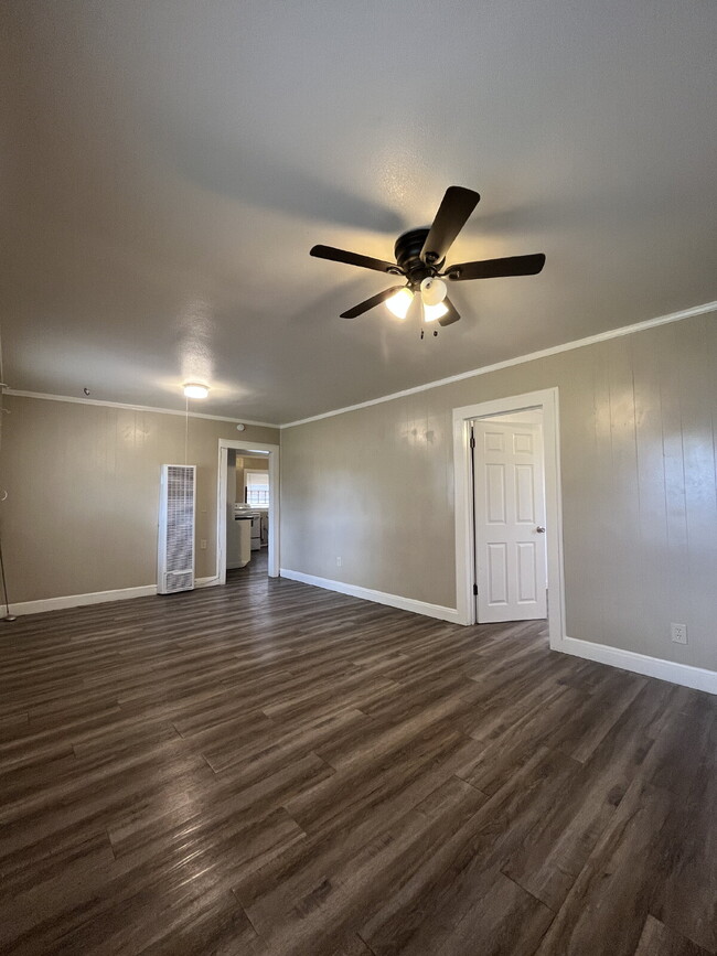 Foto del edificio - 2/1 with off street parking and large yard.
