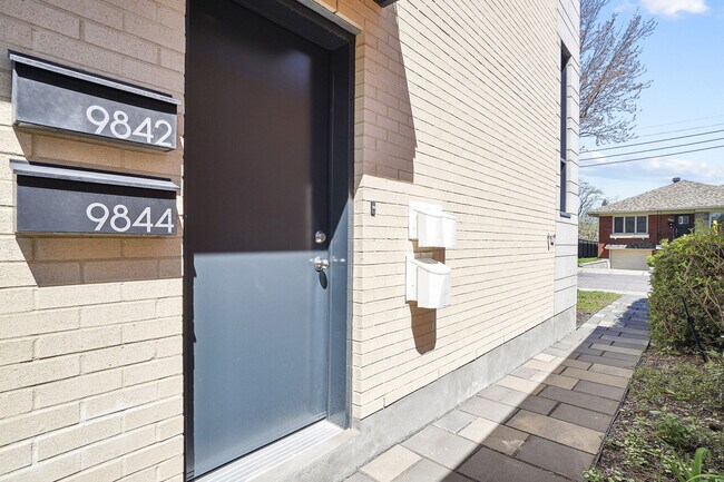 Building Photo - 9844 St Chambord