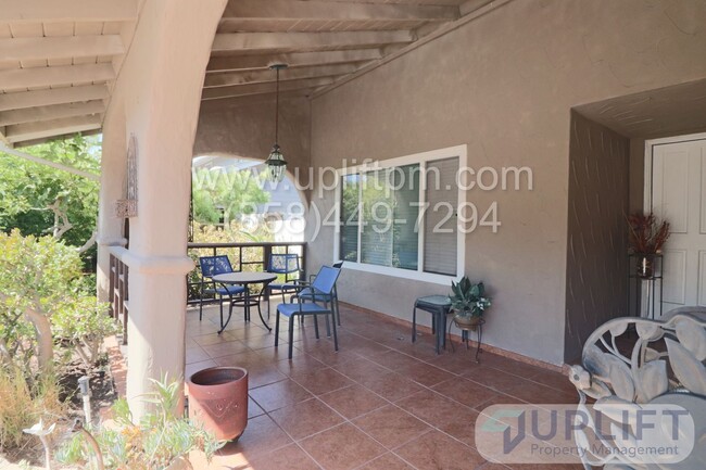 Foto del edificio - Spacious 4-Bed, 3-Bath Home with Unique Fe...