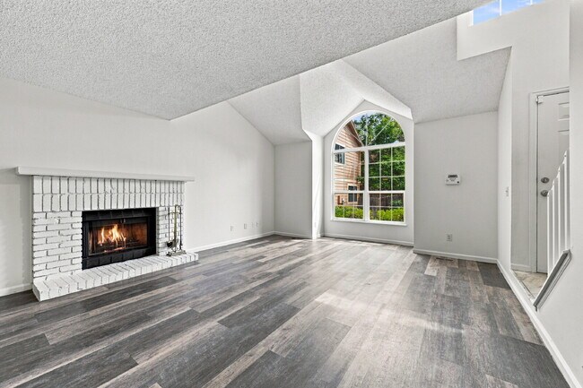 Foto del edificio - $2,395.95 - 2 Bed, 2.5 Bath Garden Unit in Aurora with Central AC and In Unit Laundry!